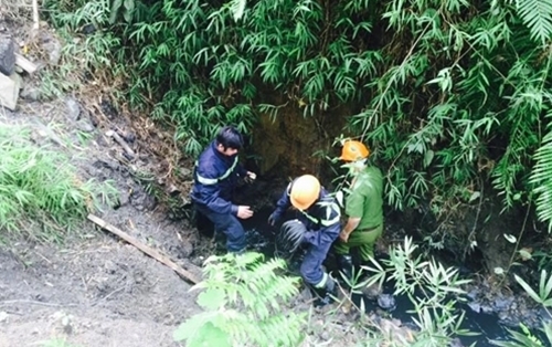 3 phu vàng đang bị ngạt khí, mắc kẹt dưới hang sâu
