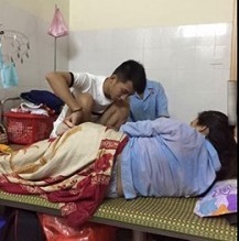 Chồng 9x tận tình chăm vợ mới sinh gây bão cộng đồng mạng