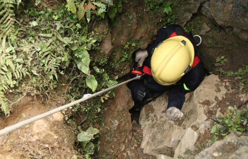 Thi thể một phu vàng được đưa ra khỏi hang Nước