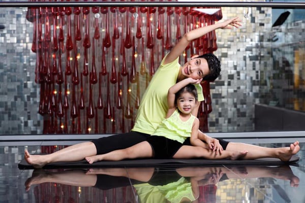 Hai mẹ con Xuân Lan chăm chỉ luyện tập: 'Căng thẳng vào đầu ngày. Hít thở và tịnh tâm. Cả nhà thư giãn bằng cách tập Yoga cùng mẹ con nhà Thỏ nhé'.