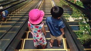 Bé trai 3 tuổi bị kẹt 