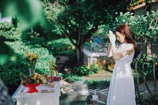 Chi Pu thắp hương cầu may trong ngày bấm máy dự án mới.