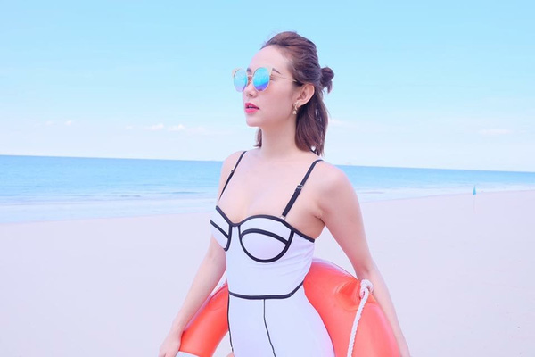 Minh Hằng tâm sự: 'Sáng nay đã đi mần lại không còn lăn lê ăn ngủ bò toài chộp hình nữa rồi... tiếc... nhưng được cái vừa đi mần cái được tặng bánh kem và hoa ngay cho cô gái tháng 6 nha... an ủi... được nhận hoa và quà lai rai nguyên tháng vậy cũng được hén'.