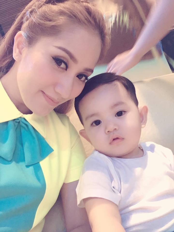 Phan Hiển chia sẻ hình ảnh bà xã Khánh Thi chụp cùng con trai 'Tựa đề .... Đang nghĩ gì đây'.