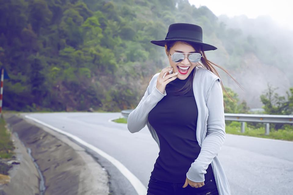 Quế Vân than vãn: 'Dạo này chán facebook quá rồi. Mọi người cứ xa lánh nhau hết ta, ngoài đời đã cô độc rồi lên đây cũng cô độc hơn'.
