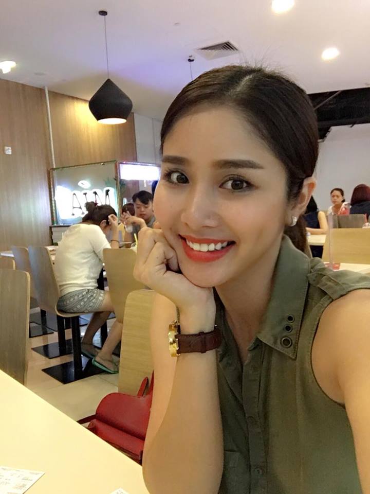 Thảo Trang 'Đừng bên nhau nếu không vui, em muốn thấy anh cười. Vì yêu nên em xin anh cứ đi... Bỏ mặc em!'.