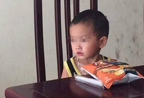 Xót xa bé 2 tuổi bị bỏ rơi ở quán phở cùng lá thư để lại