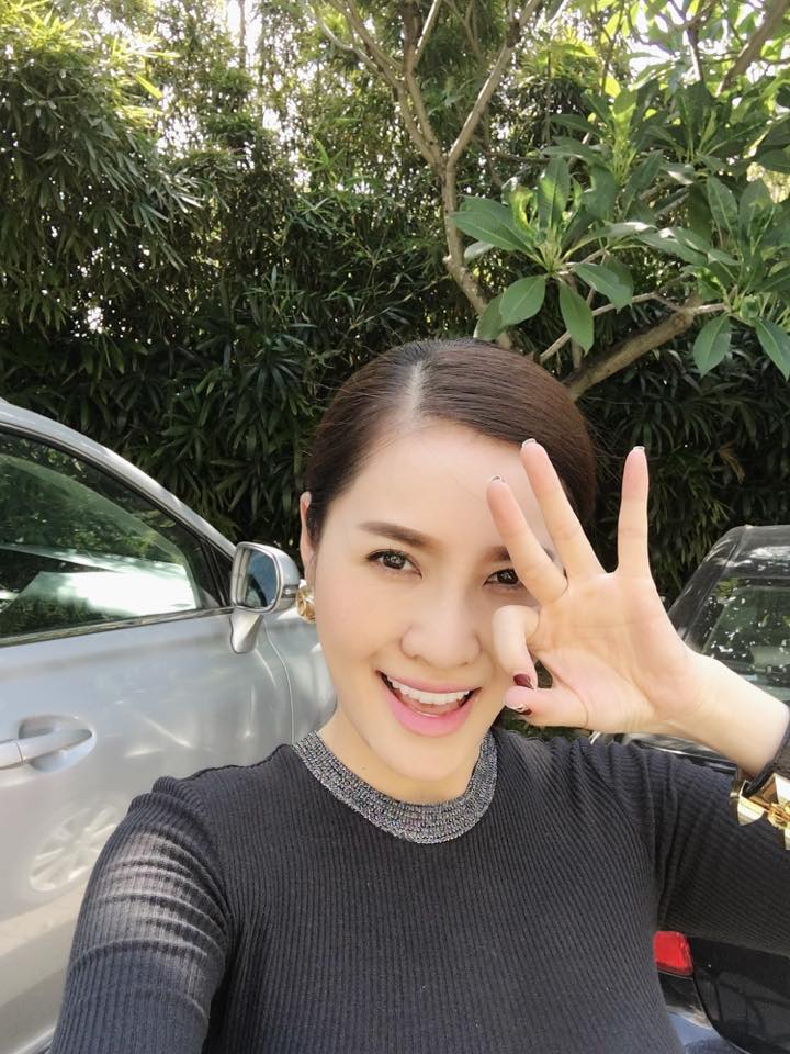 Quế Vân nhí nhảnh 'Cả nhà đang làm gì đó? Mình đi về quê nhỏ em chơi đây..., cả nhà vui vẻ oklaaa'.