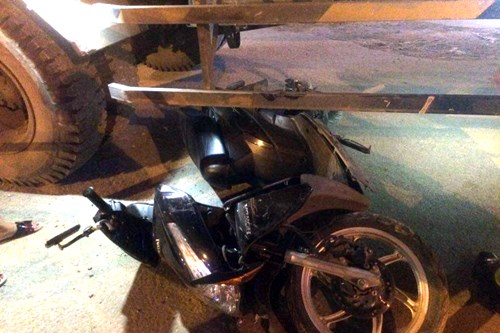 Bé gái 2 tuổi khóc thét bên thi thể mẹ dưới gầm xe tải
