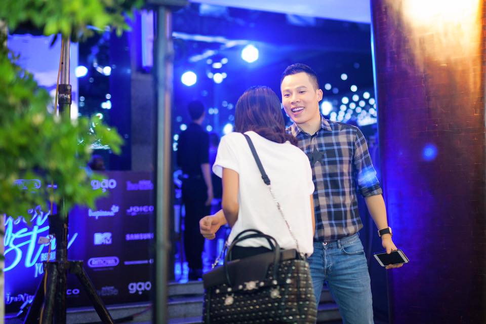 Khắc Tiệp 'Ngay cả về hình thức, Tiệp cũng đã phức tạp rồi. Anh có một Mừng SHBET phiên bản mới 2025 trắng như con gái, một dáng cao to như con trai, một bàn tay mềm mại như tay tiểu thư và một đôi chân thô kệch như chân tê giác. Mũi thẳng nhưng răng thì sáng bóng như gươm. Tiệp không có lịch cụ thể và cả đạo đức cụ thể !!!'.