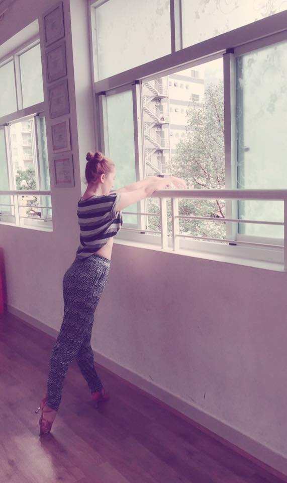 Khánh Thi 'Sàn gỗ , gương , giầy cao gót , mồ hôi ... Là nơi em sống cuộc đời mình. Sống với ước mơ trong đời'.
