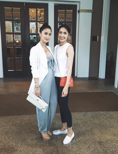 Hà Tăng hội ngộ mỹ nhân Heart Evangelista. Nhiều độc giả khen ngợi nữ diễn viên có nhan sắc không hề kém cạnh khi chụp chung với mỹ nhân Philippines.