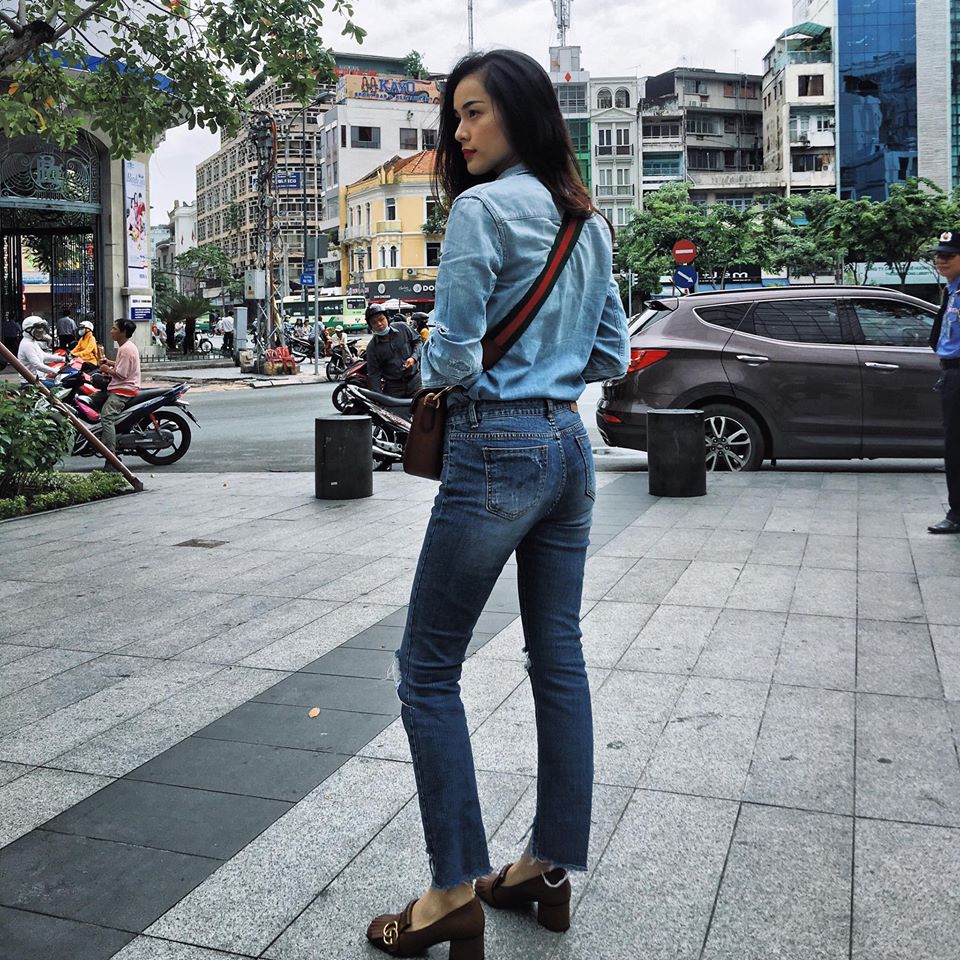 Hotgirl Hạ Vi cá tính với quần jeans và áo sơ mi sang chảnh.
