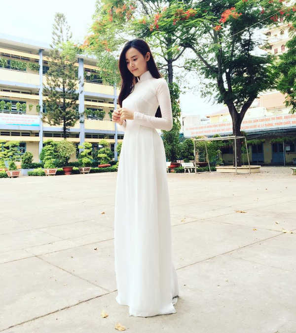 Midu mượn câu hát trong bài 'Tình thơ' chú thích cho bức ảnh diện áo dài trắng thướt tha dưới sân trường: 'Ai thương ai quen ai giận hờn/ Buồn cánh phượng rơi khi ta chờ người không tới'.