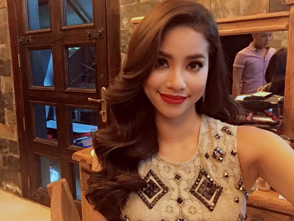 Phạm Hương thích thú trở lại style: 'Lâu rồi mới về style Hoa Hậu'.