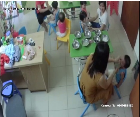 Bé trai 3 tuổi bị cô giáo véo, tát bôm bốp vào mặt khi ăn