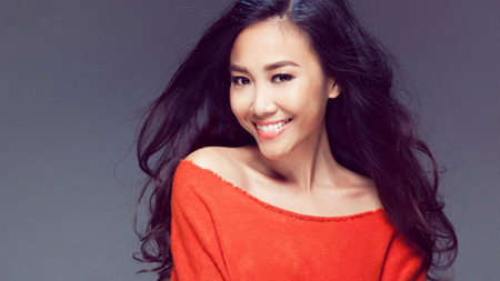 Ca sĩ Đoan Trang và Shbet16 chơi game trực tuyến hạnh phúc bên chồng Tây