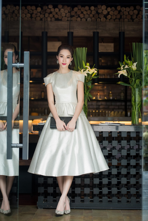 Đặng Thu Thảo quyến rũ khi tới tham dự một sự kiện. Cô mặc bộ váy trẻ trung, xinh xắn.