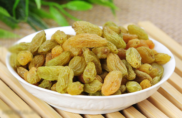 Nho khô là sự lựa chọn tuyệt vời cho những người đang thiếu máu vì chúng chứa nhiều sắt, giúp ngăn ngừa hiệu quả bệnh thiếu máu.