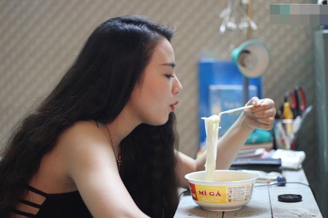 Sốc: Shbet888.com link không chặn ở trọ 10m2 ăn mì gói của hotgirl Linh Miu