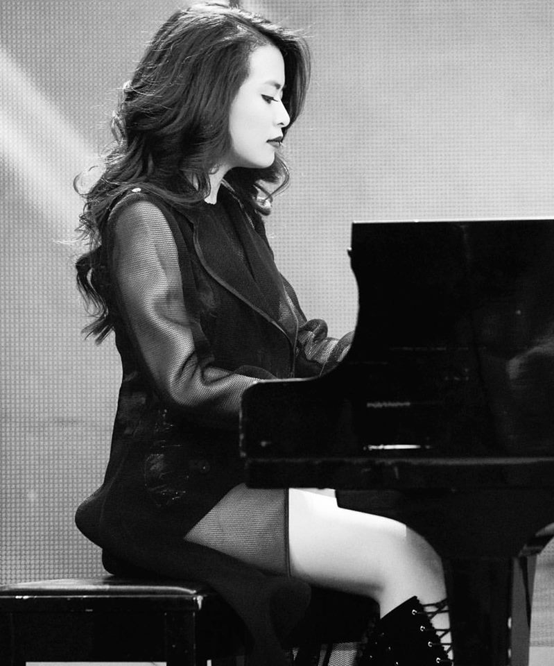 Hoàng Thùy Linh sexy và nóng bỏng khi diện 'cây đen' gợi cảm ngồi đệm đàn.