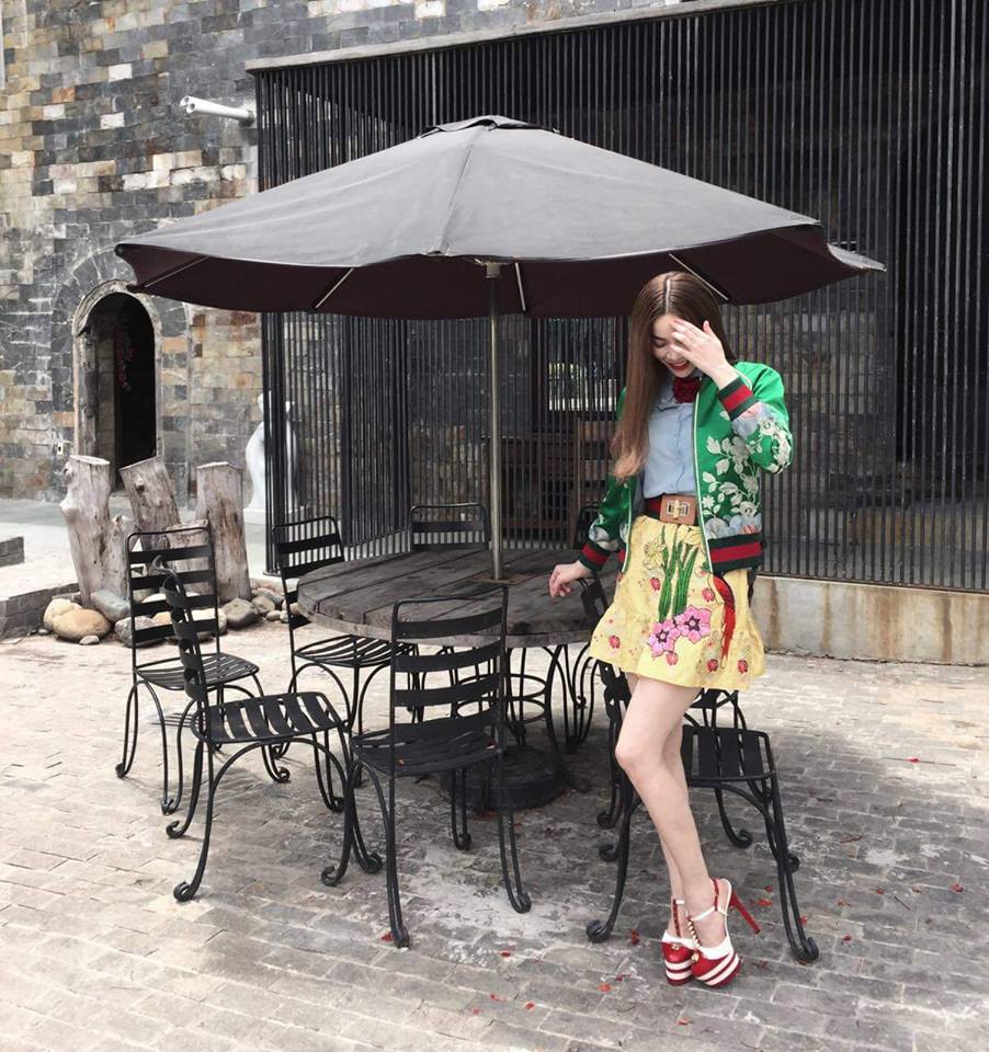 Hồ Ngọc Hà diện gu thời trang sặc sỡ kèm dòng chú thích 'Hẹn gặp mọi người tối nay trong buổi ra mắt DVD love songs nhé...'.