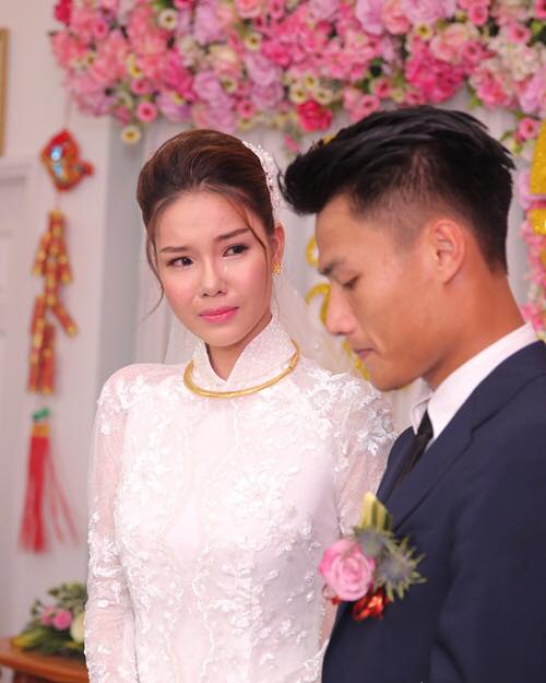 Người mẫu Kỳ Hân đăng ảnh đám hỏi kèm dòng chú thích 'Chả hiểu sao lúc đấy mình lại lườm'.