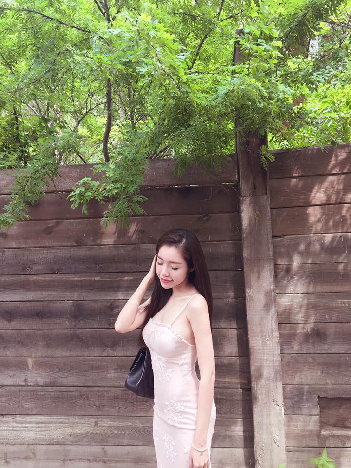 Elly Trần 'Shbet888.com link không chặn càng phức tạp, người lớn càng muốn mơ những giấc mơ đẹp. Đôi khi nguời ta mơ những giấc mơ đẹp rất dài , mà trong khoảnh khắc nào đó người ta muốn ngộ nhận và muốn giấc mơ ấy trở thành hiện thực mãi mãi... Những giấc mơ chưa kịp đặt tên nhưng sắc nét đến từng chi tiết, màu sắc, mùi vị... Những giấc mơ mà nếu như phải đột ngột tỉnh giấc nguời ta sẽ ko thoát khỏi cảm giác hụt hẫng lẫn chếnh vếnh , chới với ... Giấc mơ của những người trưởng thành, có chăng , chính là những huyễn hoặc chân thành, ẩn náu ... trong tâm khảm của mỗi chúng ta , em hỡi...'.