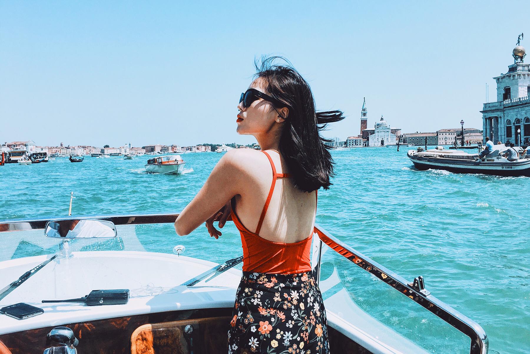 Kỳ Duyên tiếp tục bật mí hành trình của mình tại trời tây khiến bao người phải xuýt xoa: 'Ciaos Venezia, Venice đón Duyên với cái nắng không thể nào ấm áp hơn ... Ở đây mọi người chủ yếu di chuyển bằng taxi boat, vì Venice được bao bọc xung quanh bởi những con kênh chạy suốt ...Vừa mới đáp máy bay xuống khoảng 14:30 theo giờ Europe là bạn Duyên lại phải tranh thủ chụp ảnh ngay. Bạn Duyên đã rút ra một kết luận là: Paris đã đẹp, Venice còn đẹp hơn bội phần'.