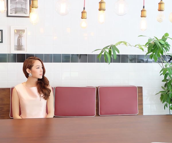 Minh Hằng diện áo hồng như công chúa và ngồi trầm tư suy nghĩ.