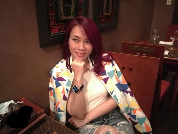 Mỹ Tâm giản dị, để mặt mộc, cô viết: 'Đang suy nghĩ đến việc live - xì - trum (livestream) vào 8h tối mai'.