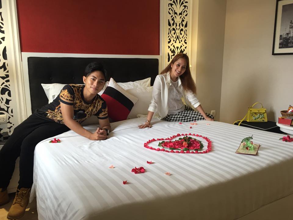 Phan Hiển 'Sốc chưa. Ra Hà Nội lần này vừa đến hotel và bước vào phòng! Wow. Quá chu đáo ! Thanks hotel!'.