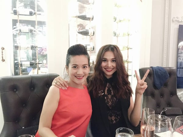 Thanh Hằng đi ăn tối cùng bà xã diễn viên Bình Minh. Đôi bạn thân diện Shbet999 com đăng nhập đối lập nhau, người váy đỏ, người váy đen.