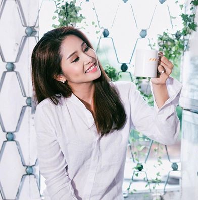 Thảo Trang 'Đã quen cô đơn rồi, quen sống thế này thôi, quen ngắm nhìn anh trong khoảng cách quá xa xôi. Đã quen cô đơn rồi, quen chỉ mỗi mình thôi nhưng anh đừng xa nhé... để em luôn thấy...'.