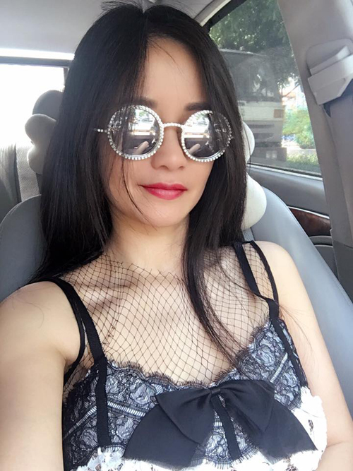 Hồng Nhung trẻ trung bất ngờ với kính mắt sành điệu và Shbet999 com đăng nhập ren sành điệu, cô viết: 'Ra sân bay Nội Bài đón hai em bé ra tháp tùng mẹ 5 ngày tới. (Lịch của các em hình như đã lên dày kín và hấp dẫn hơn của mẹ rồi đây!)'.