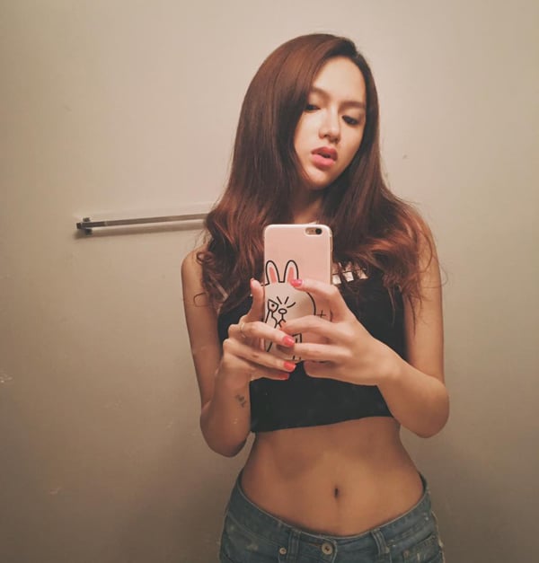 Hương Giang Idol tái xuất sau ồn ào với Lâm Chi Khanh, cô đăng tải một tâm thư dài, trong đó có đoạn 'Tôi không phải cô bé hiền trong phim TVB ngày xưa bị tát 8 phát chỉ biết ôm mặt khóc đâu, nhưng cần gì làm gì vì đã có quá nhiều người xung quanh làm thay rồi, nhìn cách họ yêu thương và bảo vệ tôi đi, nhìn cách họ hỏi thăm và lo như chuyện của họ đi. Vậy nên cứ kệ tôi... Để yên cho tôi hiền!'.