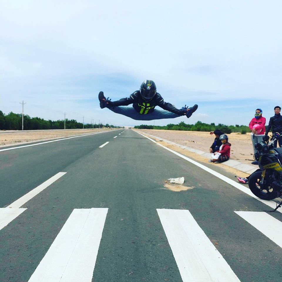 Phan Hiển 'Đội nón và mặc giáp moto nhảy lên kiểu này muốn xỉu'.