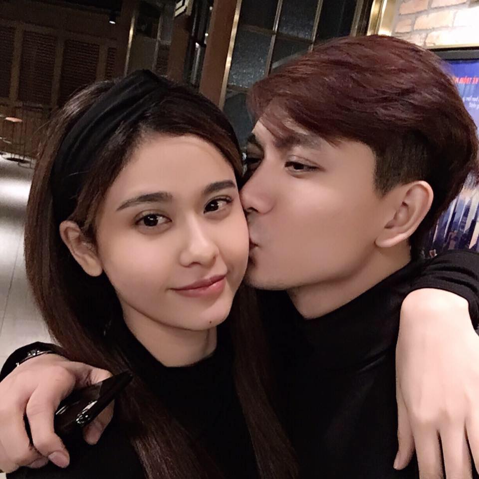 Trương Quỳnh Anh hạnh phúc khi được ông xã Tim hôn má cưng nựng.
