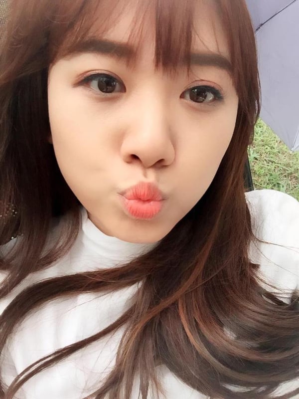 Hari Won tặng fan ảnh 'selfie' với biểu cảm đáng yêu.