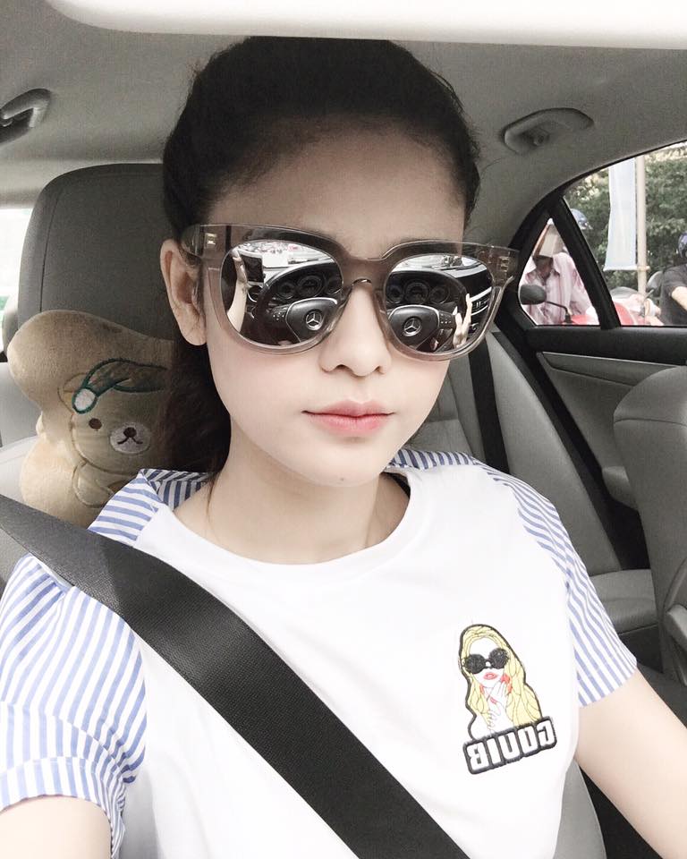 Trương Quỳnh Anh 'Mưa Sài Gòn... thật biết làm buồn lòng người...'.