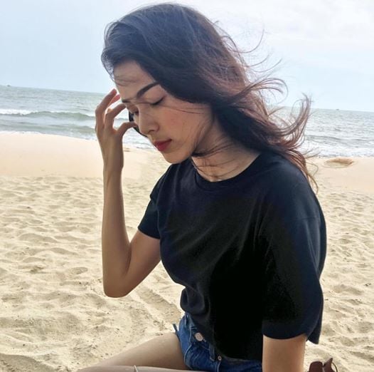 'Hotgirl vạn người mê' Hạ Vi trầm tư tạo dáng trên biển.