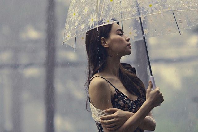 Hồ Ngọc Hà sexy, tạo dáng trong mưa 'Mai còn không từng nỗi nhớ khiến nước mắt em rơi? Mai còn không từng hờn dỗi vu vơ trên khóe môi? Ngày mai có còn là của nhau hay gặp lại nhau chỉ là... Những người đi qua đời nhau, yêu thương mau xa nhau vội vã'.