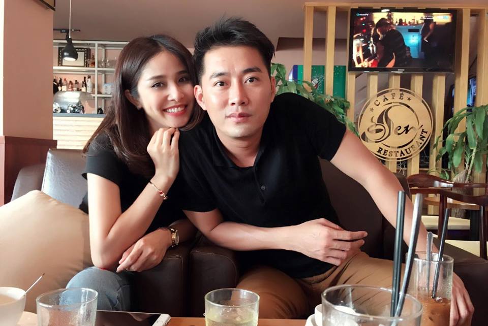 Thảo Trang selfile cùng người đàn ông lạ mặt, 'Không hẹn mà gặp hai anh em đều màu đen. Làm như tình nhân thấy gớm à'.