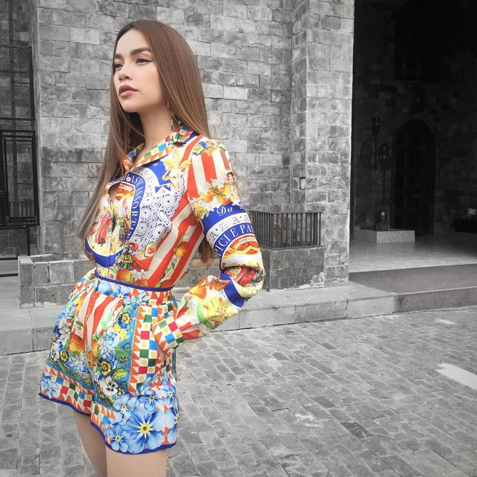 Hồ Ngọc Hà tiếp tục lòe loẹt 'Mỗi ngày 1 phong cách... Và nốt ngày mai nữa thôiiii..cố lên'.