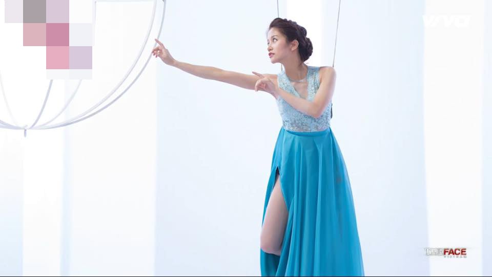 Biểu cảm và cách tạo dáng bị nhiều người chê là 'cải lương'.