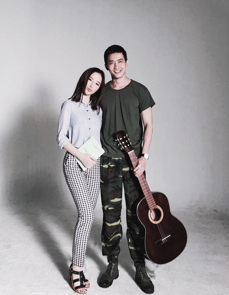 Angela Phương Trinh 'Sáng nay rụng tim vì quá nhiều soái ca xuất hiện trong buổi định trang của 'Sứ mệnh trái tim'. Nhưng cô giáo Phong Linh vẫn xinh gái nhất phải không cả nhà? Hihihi Mọi người nhận xét sao về tạo hình của Phong Linh nè'.