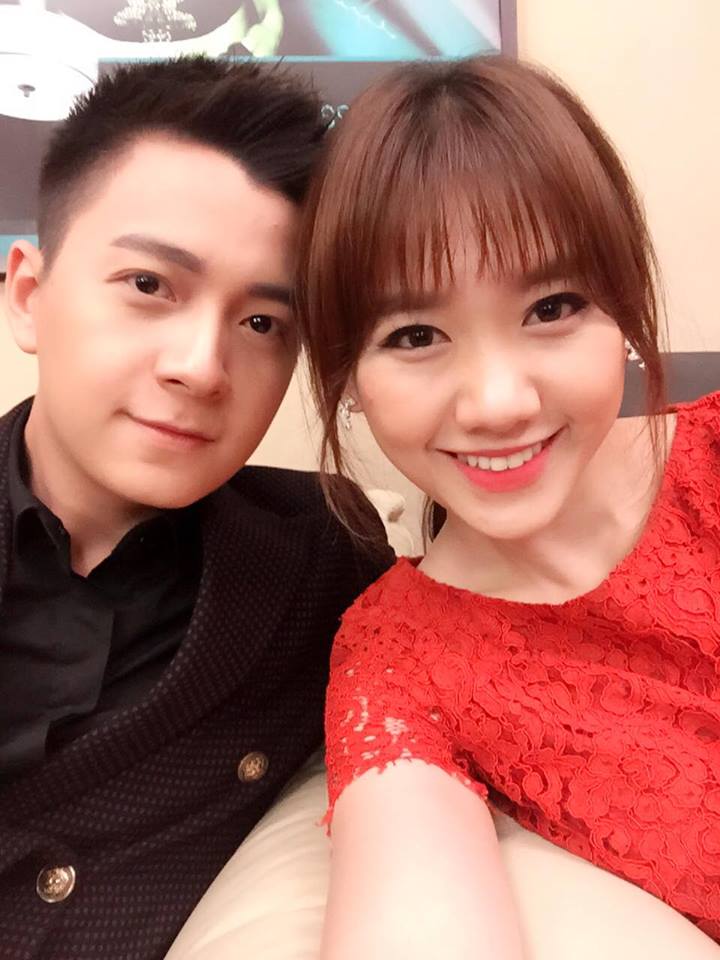 Hari Won 'Chúng mình đã tới nơi! Giờ Huy đang hát và Hari thì đang nghe. Sẽ ở lại đây tới mai. Do Hari không được ngủ gần 3 ngày nên mắt đỏ, mặt sưng huhu. Mong là lát mình xong công việc là ngủ được nhiều! Trời ơi... Đang vừa có sốt vừa tay chân lạnh... Huhu. Các bạn cầu nguyện cho Hari nhé!'.