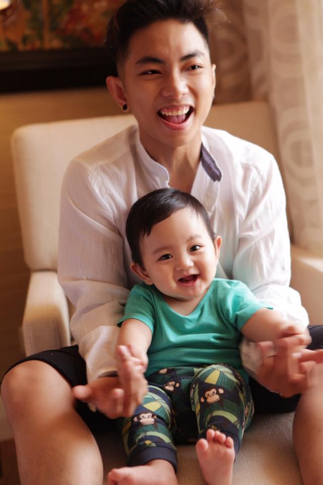 Khánh Thi hài hước khoe ảnh ông xã Phan Hiển cùng con trai Kubi kèm dòng chú thích 'Truy tìm điểm không giống nhau trong bức hình này'.