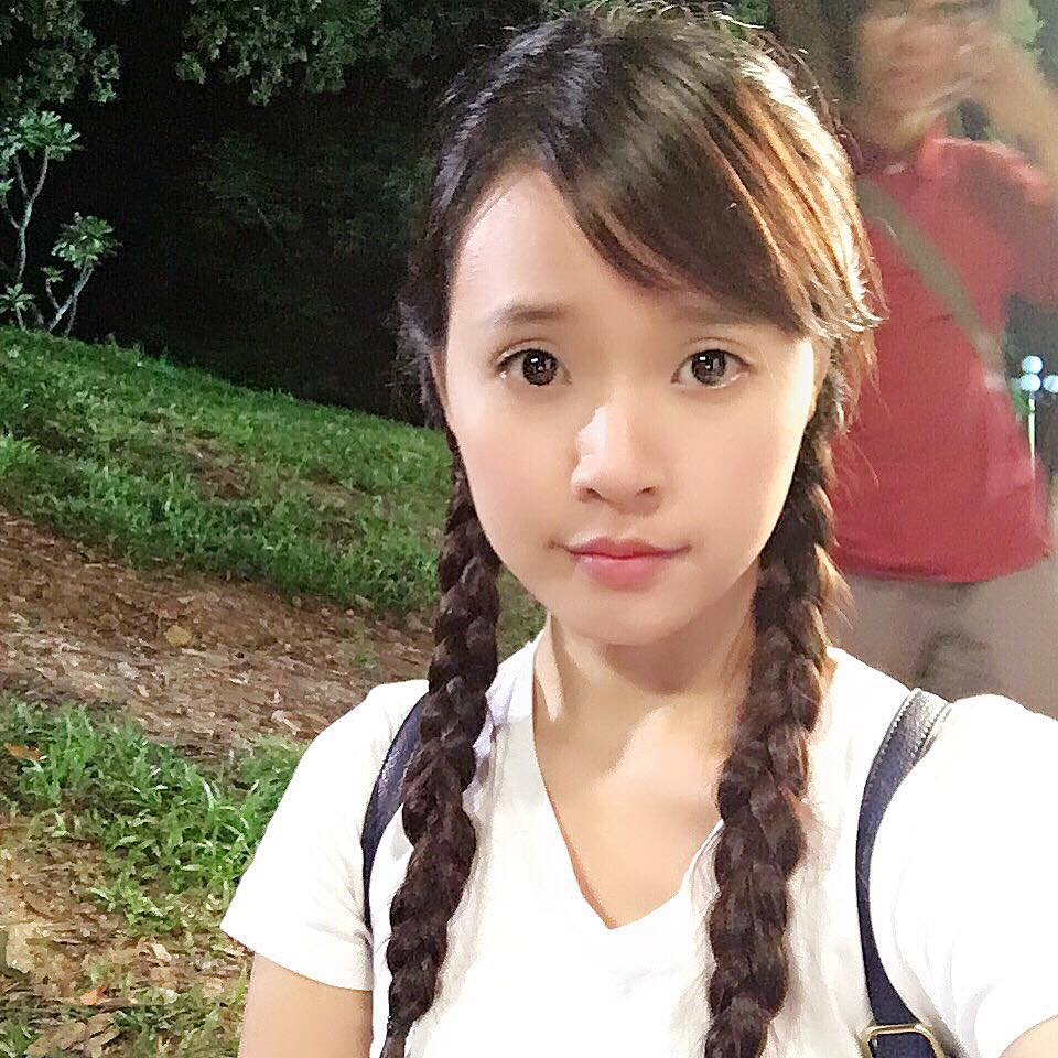 Hotgirl Midu nai tơ 'Hôm nay phải quay cảnh nhân vật 13-14 tuổi nên hơi cưa sừng một tí, mọi người thông cảm hihi'.