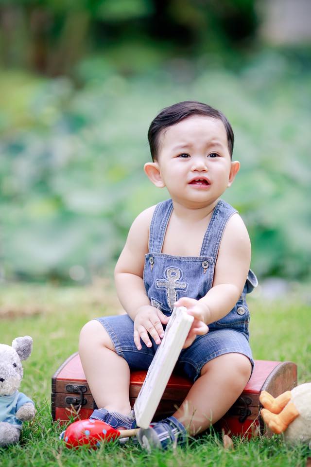 Phan Hiển khoe ảnh con trai cưng đang mếu 'Diễn quá nha con! Mếu xong là ngó lơ là sao ta'.